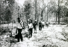 คุณพ่อยุคแรกเดินทางเยี่ยมหมู่บ้านเขตห้วยต้นนุ่น