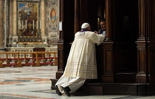 Pope_Francis_goes_to_confession